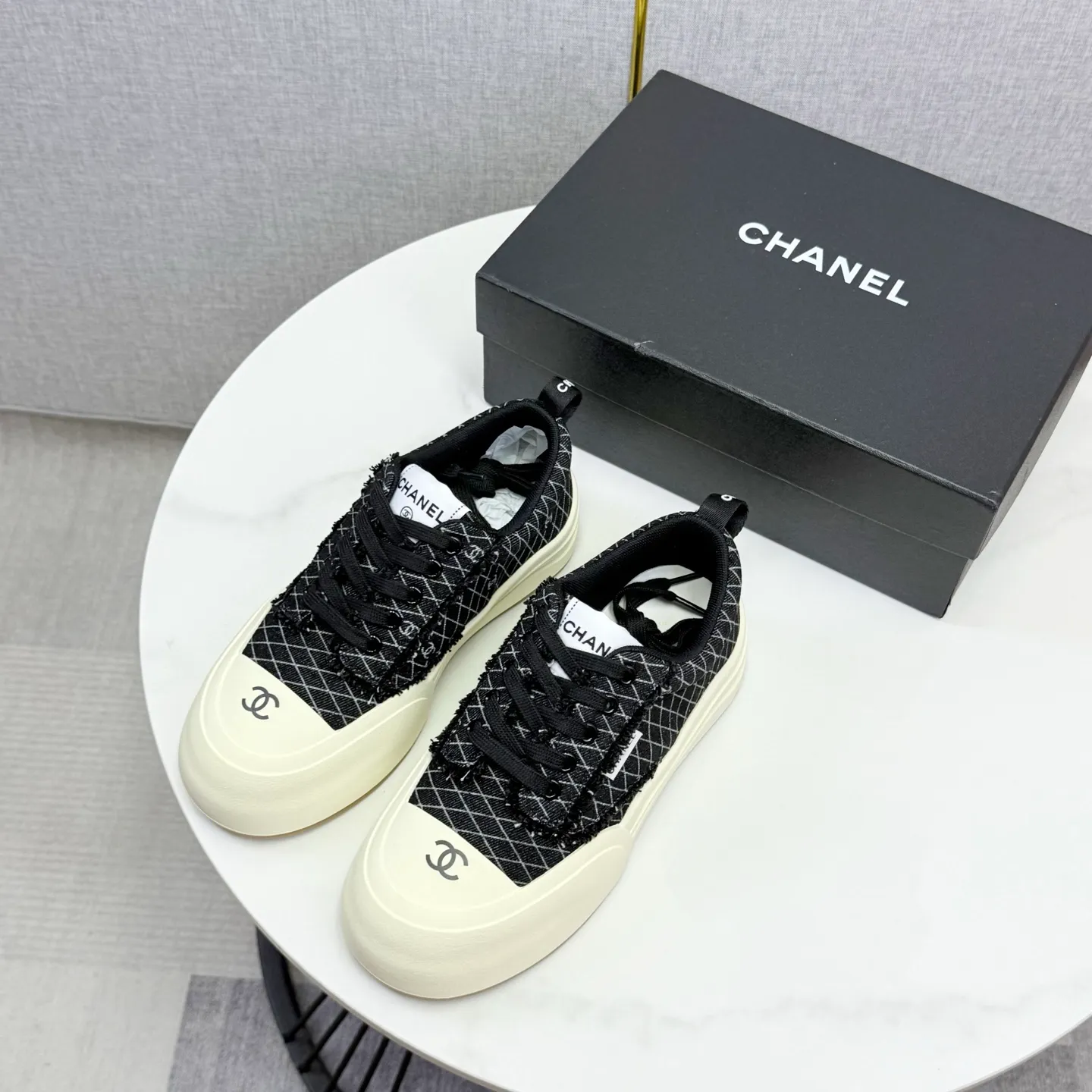 👟👟Ex-factory price 600👟👟Chanel Panda Shoes! 2025 counter's top casual sports shoes, this classic design; the upper is in the style of electric embroidery with various techniques; the outsole is fashionable and sporty; the unusual inclusion of a variety of color matching elements... The diversified mix and match is very good-looking and versatile, and can be used for leisure, fashion, sports, and outdoor... ꫛꫀꪝ Go➫ Materials: ❶Upper made of: original imported first-layer silk cowhide + original version waterproof cloth + original first-layer cowhide ❷Inner lining: Original Yangli+wang ❸ Outsole based on: Original TPU combination outsole Counter boutique packaging complete set for women 35–41